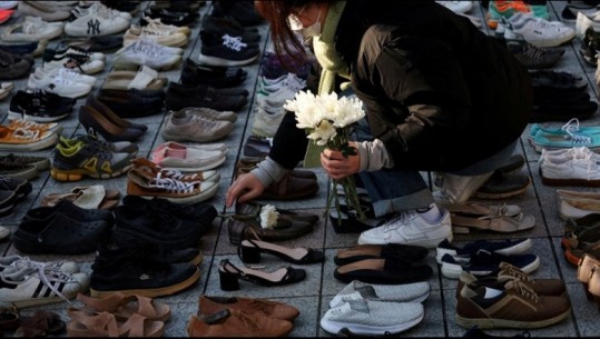 FOTO/ Koreja e Jugut solidarizohet me Gazën, aktivistët vendosin 2 mijë këpucë në rrugë