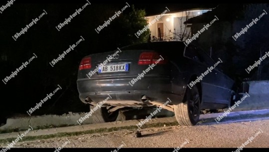 Detaje nga aksidenti i rëndë në Kuçovë, makina theu betonin anësor dhe përfundoi në oborrin e një shtëpie! Përplasi për vdekje të moshuarin 