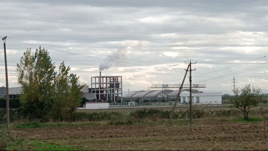Ndotje alarmante nga fabrikat e peletit në Lushnje, banorët: Na morën frymën! Nxjerrin tym toksik 