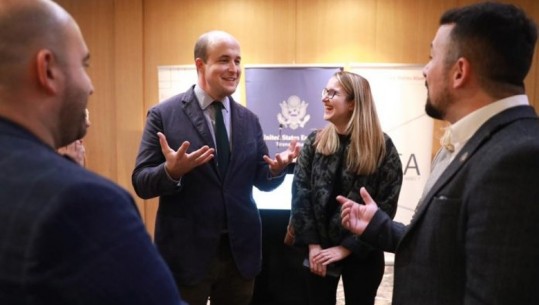 I Ngarkuari me Punë i SHBA-së, Wisner takim në Tiranë me Alumni nga rajoni: Kontribuoni për integrimin euroatlantik të Ballkanit Perëndimor