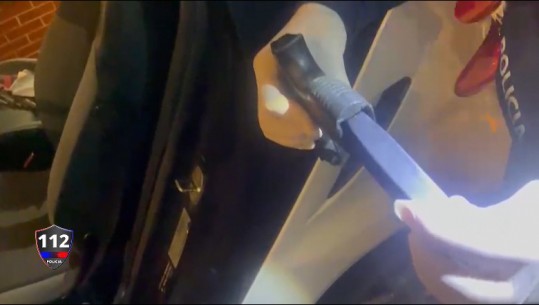 Emisioni 112/ Zbulohet arma e fshehur nën tapetin e makinës (VIDEO)
