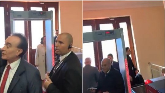 Rithemelimi plan për të bllokuar seancën në Kuvend, Garda kontrollon deputetët para hyrjes në sallë! Dogjani: Si në diktaturë