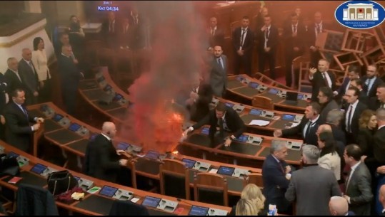 VIDEO/ Deputetët e Rithemelimit ndezin zjarr në Kuvend, punonjësit e Gardës e fikin me ujë