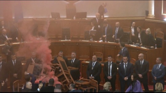 VIDEO/ Rama po largohej nga salla e Kuvendit, Flamur Noka hedh tymuese drejt kryeministrit! E priti punonjësi i Gardës