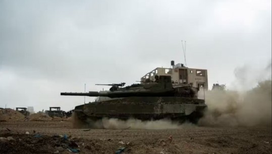 Tanket izraelite hyjnë në spitalin verior të Gazës