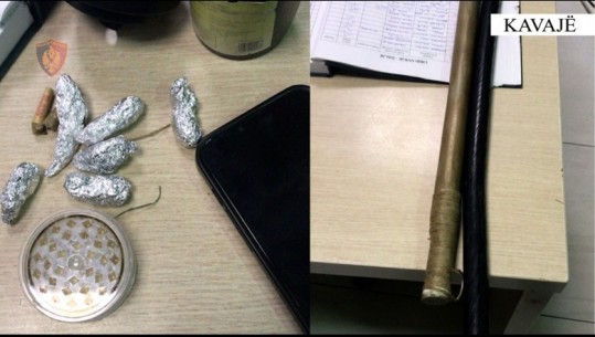 Me kanabis dhe shkopa bejsbolli në makinë, policia arreston 2 persona në Kavajë! Shisnin drogë në zonat e frekuentuara nga të rinjtë