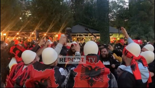 VIDEO/ 'Mora Fjalë' kthehet në himnin e festës, kuqezinjtë nxehin atmosferën në Tiranë