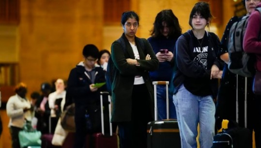 SHBA/ Dita e Falenderimeve rikthehen dyndjet në aeroporte e rrugë