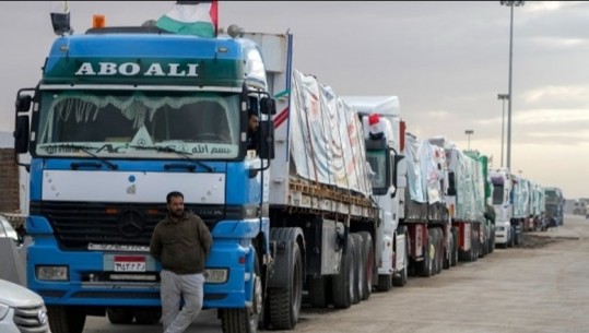 Në pritje të armëpushimit, qindra kamionë me ndihma në radhë për të kaluar në Gaza
