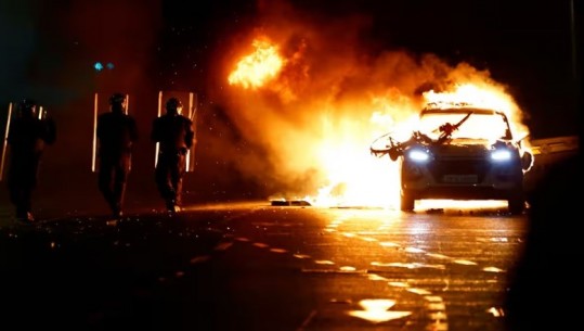 Shpërthejnë protestat në Dublin pas sulmit me thikë pranë një shkolle, protestuesit i vënë flakën makinave të policisë