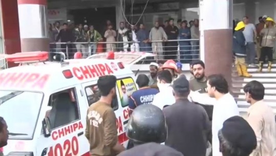 Nëntë të vdekur si pasojë e zjarrit në një qendër tregtare në Pakistan