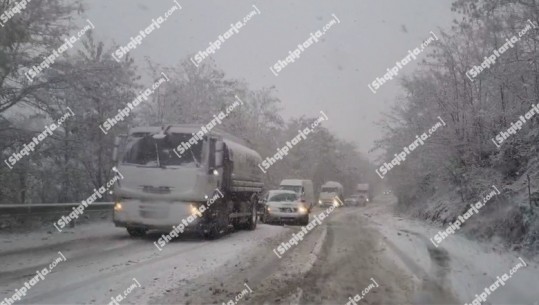 Moti i keq/ Bllokohet segmenti Peshkopi-Bulqizë, një automjet del nga rruga
