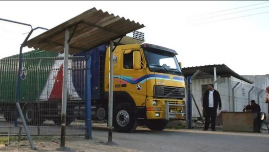 200 kamionë me ndihma humanitare hynë në Gaza nga pika kufitare Rafah