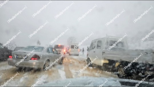 Reshjet e dëborës bllokojnë Rrugën e Arbrit, Report Tv sjell video të makinave të bllokuara