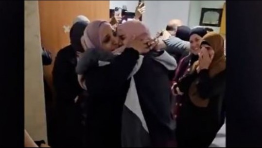 U lirua nga Hamasi, takimi emocionues i nënës palestineze me të bijën 10 vite pasi ra në burg
