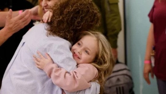 Momenti prekës kur 5-vjecarja përqafon gjyshen pas 49 ditësh që u mor peng