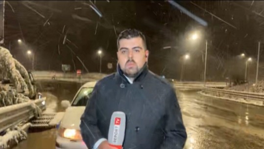 Gazetari i Report Tv raporton mes reshjeve të dëborës në Qafë Thanë: Vështirësi në qarkullim