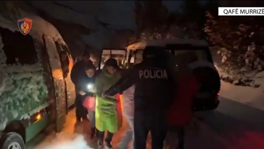 Reshjet e dëborës bllokojnë 400 mjete në Qafë Murriz dhe aksin Peshkopi - Maqellarë! Evakuohen 50 pasagjerë! Dibra pa drita (VIDEO)
