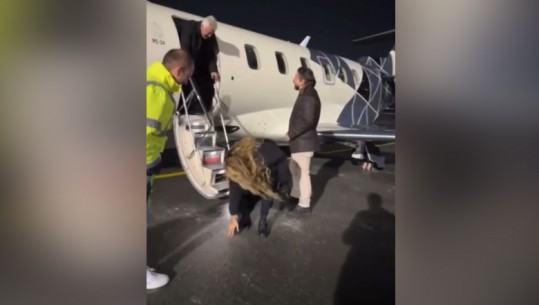 VIDEO/ Rita Ora mbërrin në Prishtinë, ulet dhe prek tokën sapo zbret nga avioni! E pret kryebashkiaku Përparim Rama
