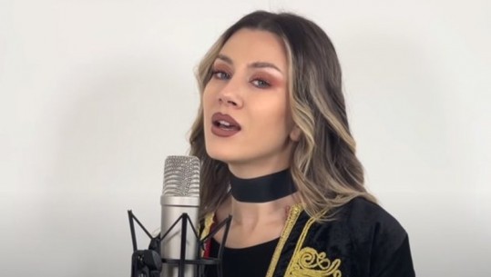 VIDEO/  ‘Mora fjalë!’ Këngëtarja rumune këndon himnin e Kombëtares kuqezi