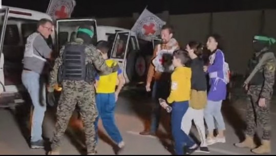 VIDEO/ Hamas liron 11 pengje, 9 fëmijë e 2 gra