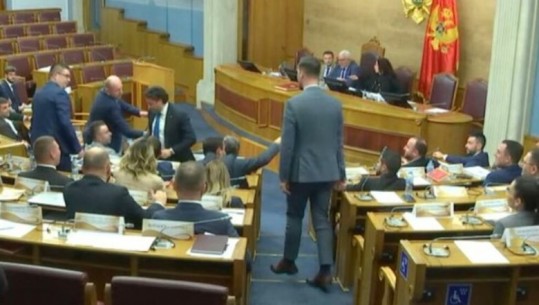 VIDEO/ Tensione në Kuvendin e Malit të Zi, ish-kryeministri Abazoviç për pak sa nuk u përplas fizikisht me një deputet