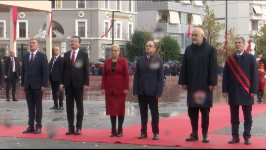 111-vjetori i Pavarësisë, zhvillohet ceremonia e ngritjes së Flamurit në Vlorë! I pranishëm, Begaj, Rama dhe Kurti