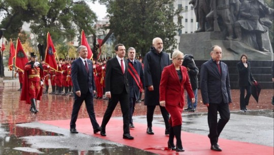 Sot 111 vjet shtet i pavarur, mbahet ceremonia e ngritjes së flamurit në Vlorë! Rama: Gëzuar! Kurti: Na bashkon gjuha e kultura 