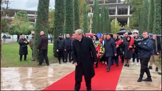 VIDEO/ Sali Berisha i vetëm para varrit të Ismail Qemalit, ngatërrohet dhe harron nga të kthehet: Do paketoj Edi Ramën e do e dërgoj në Beograd