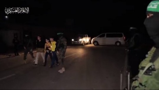VIDEO/ 11 pengje të liruara mbërrijnë në spitalin e Tel Aviv, takohen me familjarët pas 52 ditësh