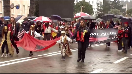 'JEMI NJE!' Parada Kuq e Zi në Tiranë,200 delegacione nga trojet shqiptare dhe arbëreshe parakalojnë në bulevard
