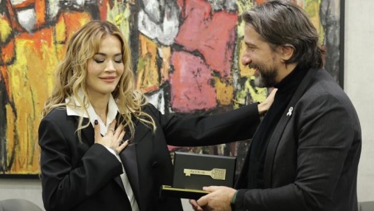FOTOT/ Rita Ora nderohet me ‘Çelësin e Qytetit’ të Prishtinës! Përparim Rama: Na përfaqëson denjësisht në botë 