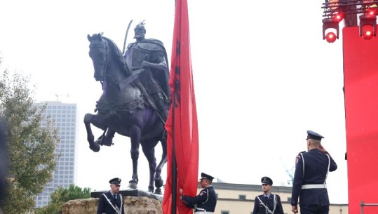 FOTOT / Festohet 111-vjetori i Pavarësisë në Tiranë, ngrihet flamuri në Sheshin 'Skënderbej'