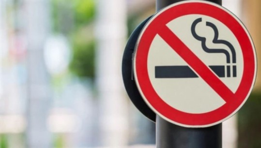 Franca ndalon pirjen e duhanit në vende publike