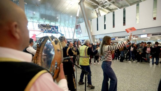 FOTO/Festë edhe në aeroportin 'Nënë Tereza', këngë e valleve shqiptare për 28 Nëntor