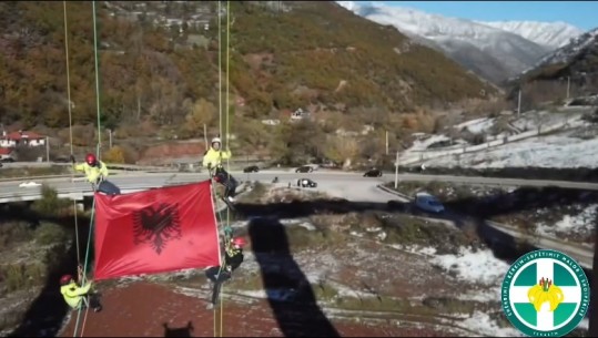 VIDEO/ Pamje spektakolare, flamuri shqiptar ngrihet në urën e Bushtricës në nder të 111 vjetorit të pavarësisë