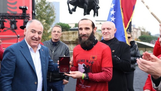 Përshkoi 260 km nga Prishtina për 111-vjetorin e Pavarësisë së Shqipërisë, Erzen Zyberaj merr medalje nga Bashkia e Tiranës 