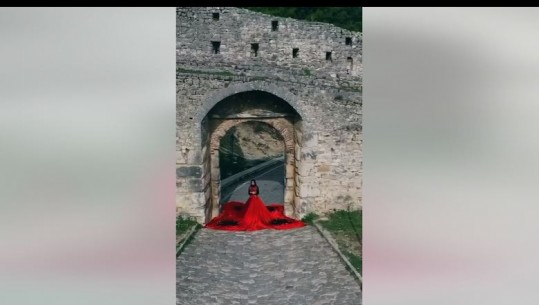 VIDEO/ Berati i ‘një mbi një’ dritareve ‘vishet’ kuqezi për 111-vjetorin e Pavarësisë