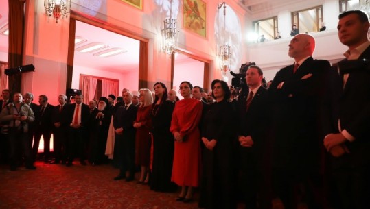 FOTOLAJM/ Kurti në Vlorë, Vjosa Osmani në Tiranë, merr pjesë në pritjen e presidentit për 111-vjetorin e Pavarësisë