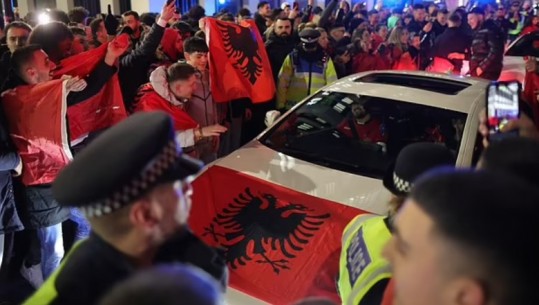 FOTO/ Me flamuj, bori e makina shqiptarët festojnë 28 Nëntorin në qendër të Londrës, bëjnë lëmsh trafikun! Ndërhyn dhe policia