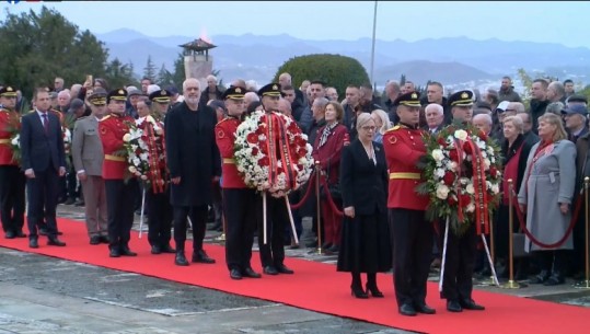 79-vjetori i Çlirimit, Begaj, Nikolla dhe Rama homazhe në Varrezat e Dëshmorëve të Kombit