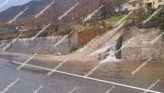 Reshjet shiu gjatë natës, rënie gurësh e inertesh në disa akse, ARRSH: Qarkullimi vijon pa probleme! Në Bulqizë prezencë uji në rrugë