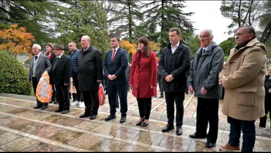 Përkujtohet Dita e Çlirimit në Gjirokastër, vendosen kurora me lule në lapidarin e Varrezave të Dëshmorëve
