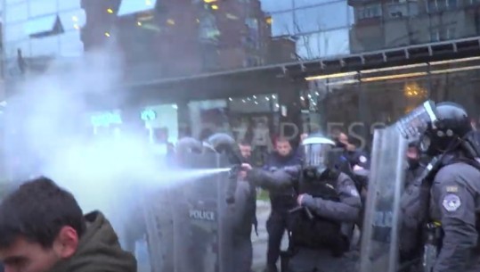 Protesta kundër kryetares së Gjykatës Speciale në Kosovë, policia përdor gaz lotsjellës ndaj protestuesve (VIDEO)