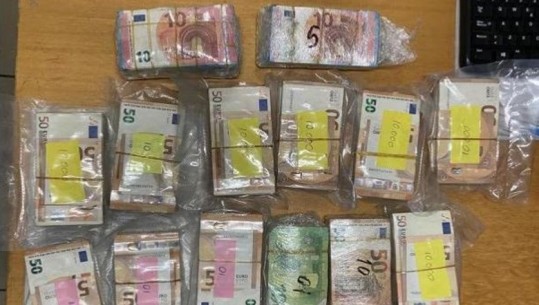 Itali/ Zbulohen 139 mijë euro në portin e Brindisit, 13 tufat ishin fshehur në autobusin që po vinte në Shqipëri