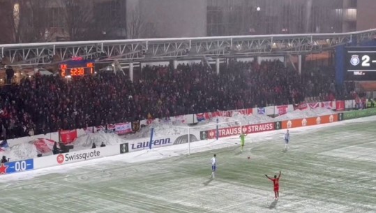 VIDEO/ Arbitri shqiptar ndërpret ndeshja e Conference League, tifozët qëllojnë me topa bore kundërshtarët