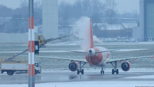 Gjermani/ Aeroporti i Mynihut pezullon fluturimet për shkak të reshjeve të mëdha të borës