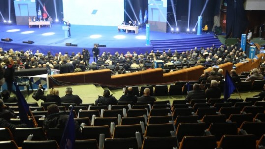 VIDEO+FOTO/ Kuvend kombëtar me karrige bosh...' Berishën e braktisën jo vetëm deputetët por dhe delegatët