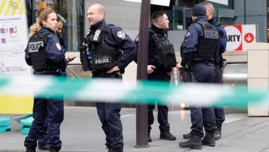 Sulm në Paris me thikë e çekan: Një person i vdekur, dy të plagosur