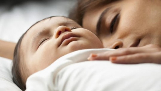 A 'lejohet' që nëna dhe foshnja të flenë në të njëjtin shtrat? Përgjigjen ekspertët